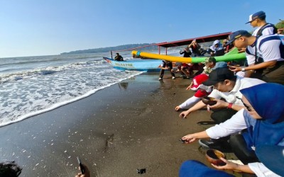 Penutupan MPLS SMK Dr. Soetomo Cilacap Diwarnai Aksi Bersih Pantai dan Pelepasan Tukik di Pantai Teluk Penyu